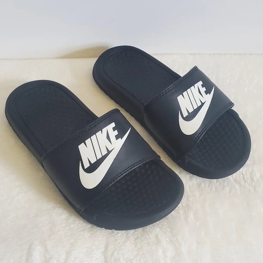 𝅺NIKE Benassi Black Slider Sandals Size Youth 1